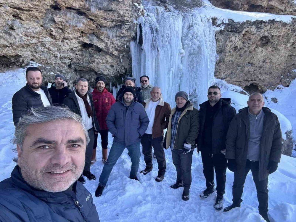 Bayburt’taki Sırakayalar Şelalesi buz tuttu