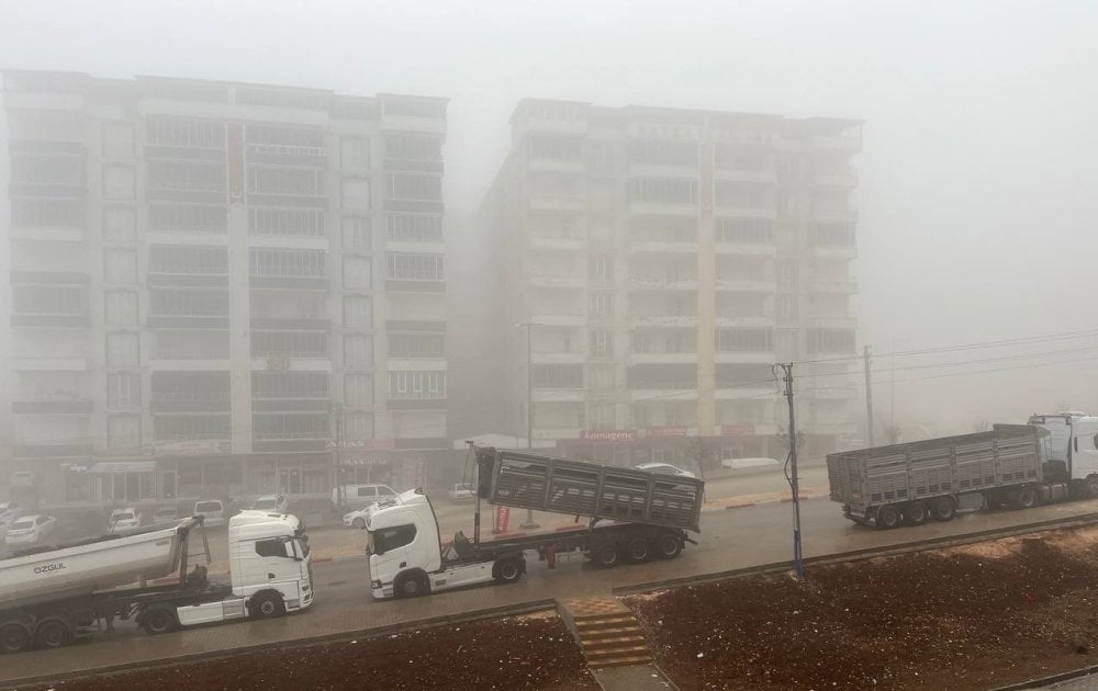 Besni’de yoğun sis! Görüş mesafesi 10 metreye düştü