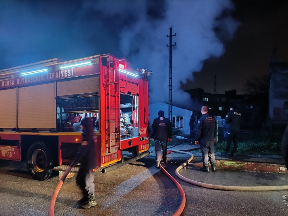 Bursa'da metruk ev alev alev yandı!