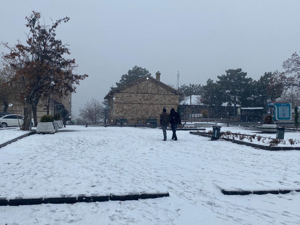 Elazığ’da tarihi mahalle beyaza büründü