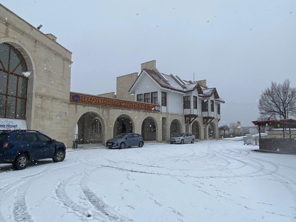 Elazığ’da tarihi mahalle beyaza büründü