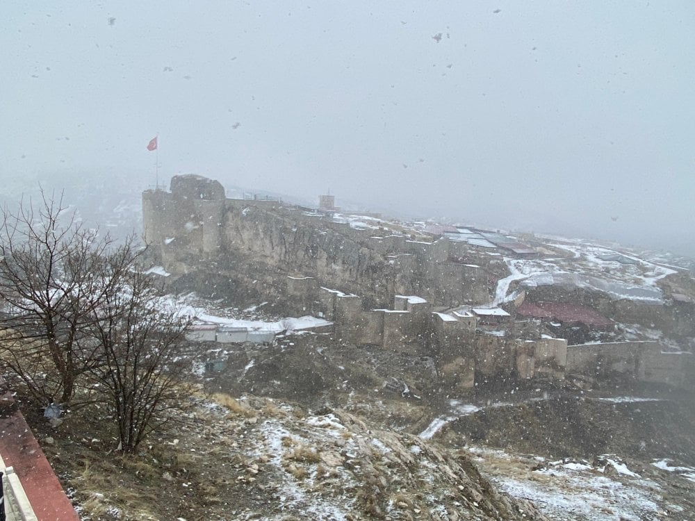 Elazığ’da tarihi mahalle beyaza büründü