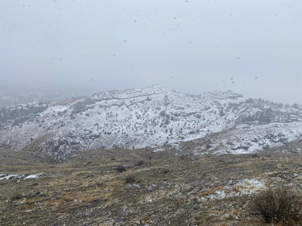 Elazığ’da tarihi mahalle beyaza büründü