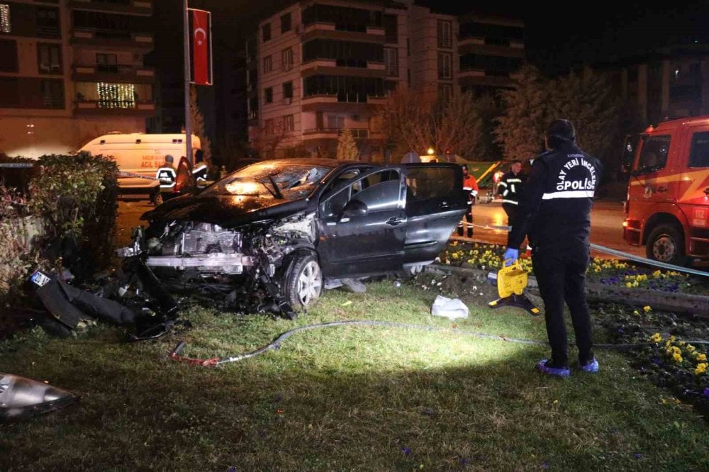 Kavşağa süratli giren otomobil anıt duvarına çarptı: 1 ölü, 1 ağır yaralı var