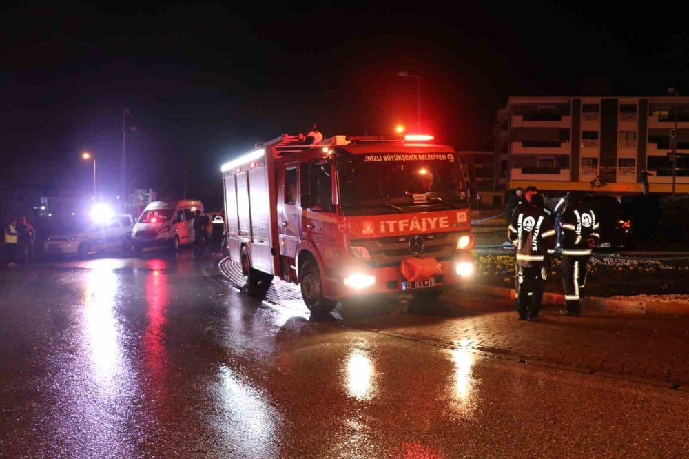 Kavşağa süratli giren otomobil anıt duvarına çarptı: 1 ölü, 1 ağır yaralı var