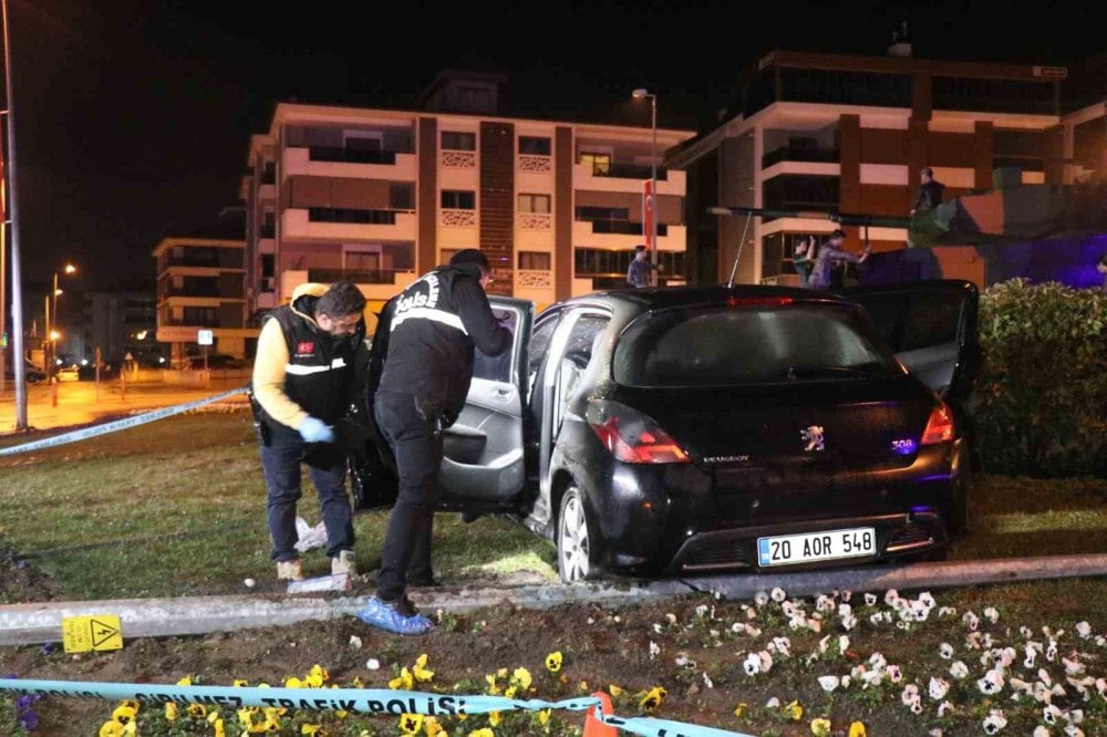 Kavşağa süratli giren otomobil anıt duvarına çarptı: 1 ölü, 1 ağır yaralı var