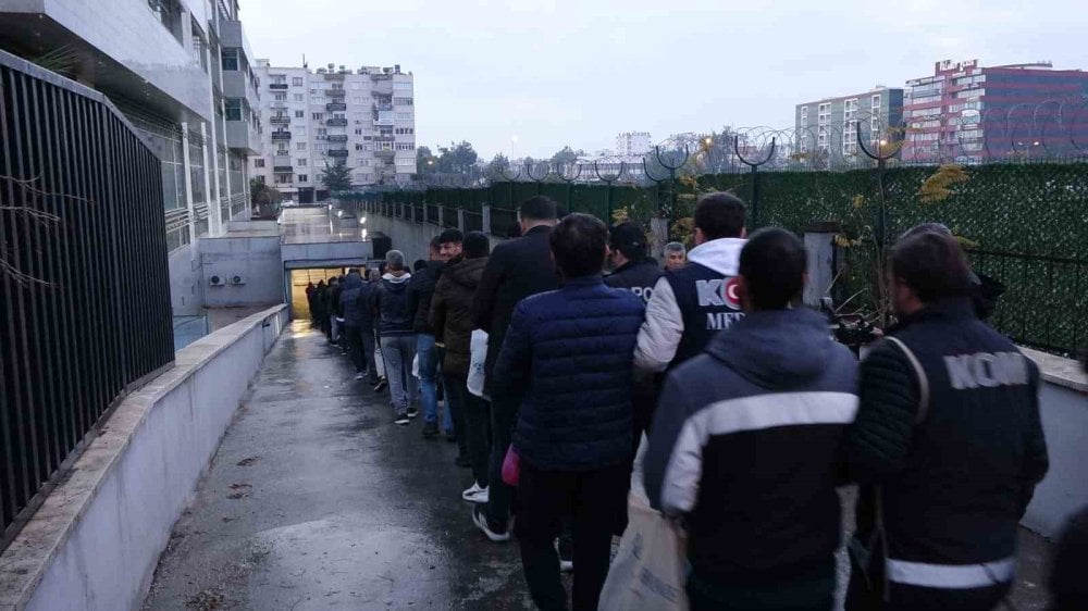 Mersin’deki rüşvet operasyonu zanlıları adliyeye sevk edildi