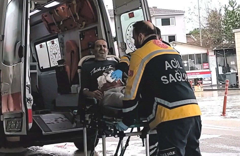 Öfkeli evlat babasını defalarca bıçakladı: 112'yi arayıp ambulans çağırdı