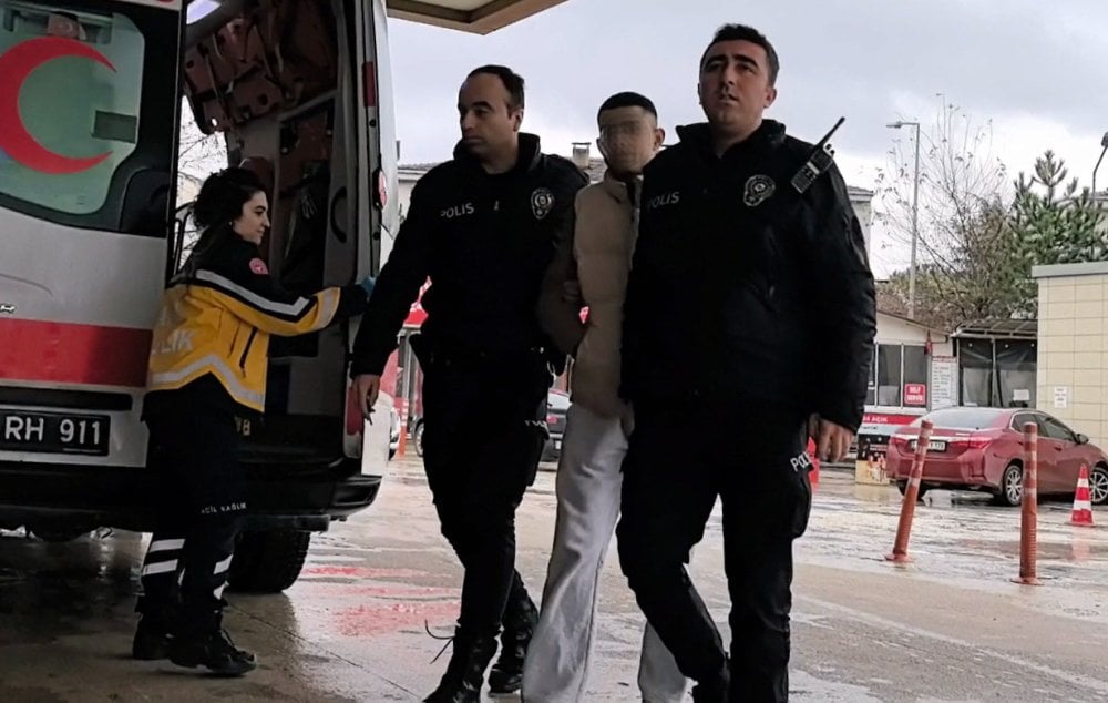 Öfkeli evlat babasını defalarca bıçakladı: 112'yi arayıp ambulans çağırdı