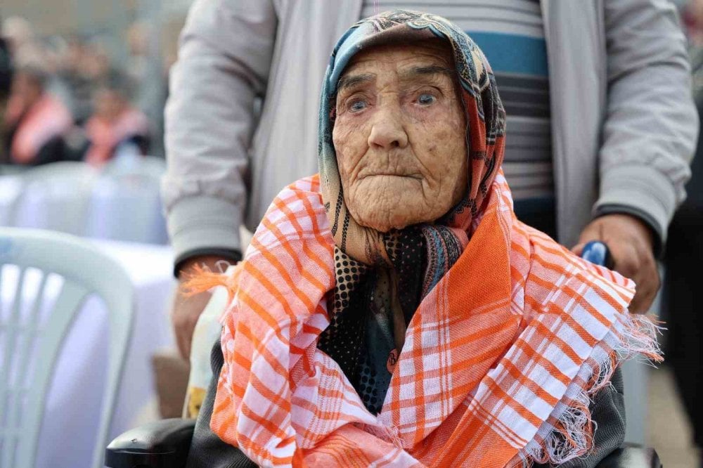 Aydın’da 95 yaşındaki Hatice ninenin deve güreşi aşkı, engel tanımıyor