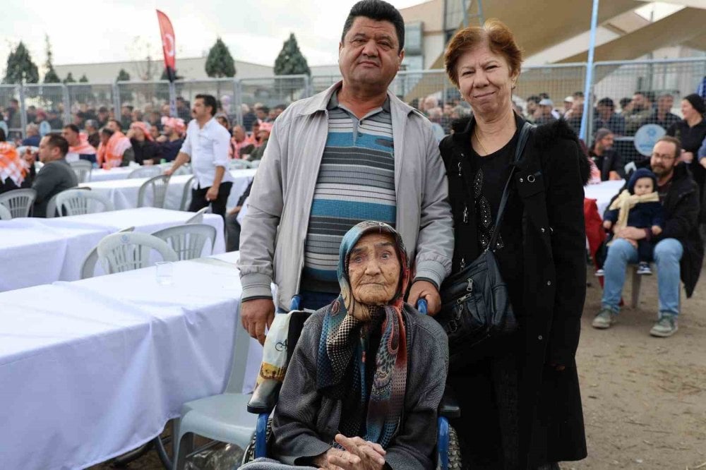 Aydın’da 95 yaşındaki Hatice ninenin deve güreşi aşkı, engel tanımıyor