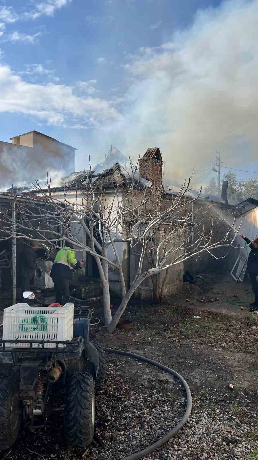 Aydın'da ev küle döndü