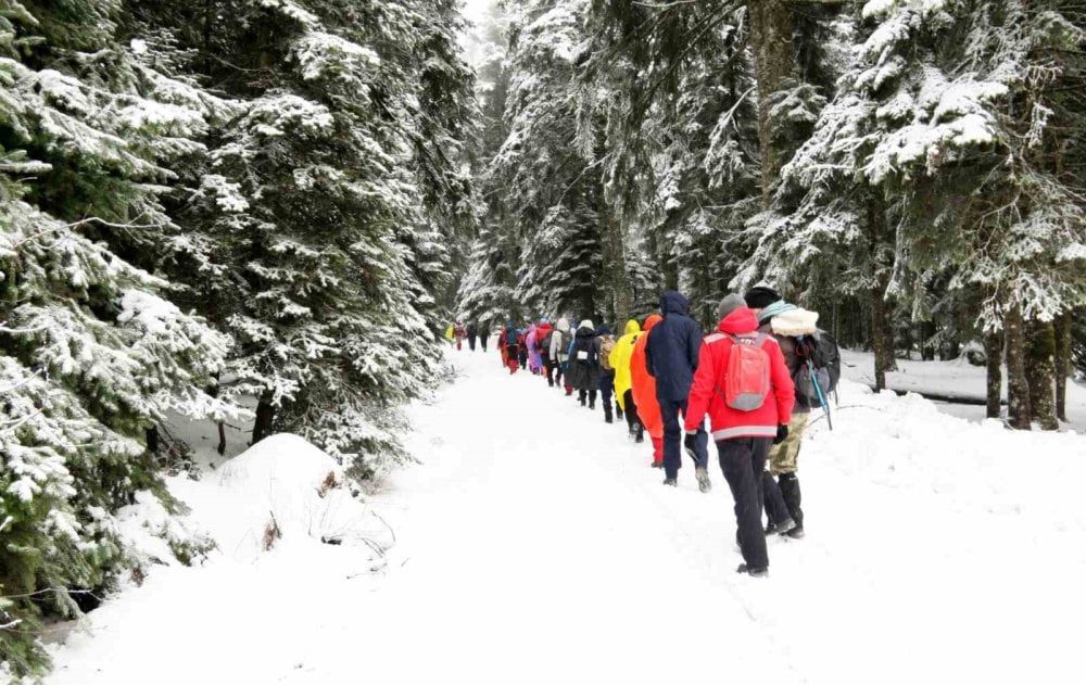 Bolu'da karlı havaya rağmen 15 kilometre yürüdüler