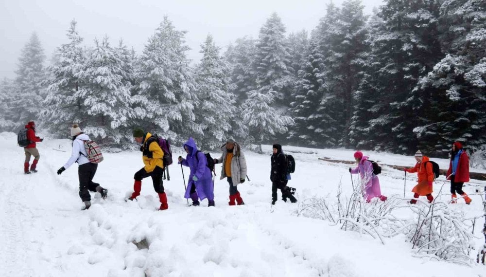 Bolu'da karlı havaya rağmen 15 kilometre yürüdüler