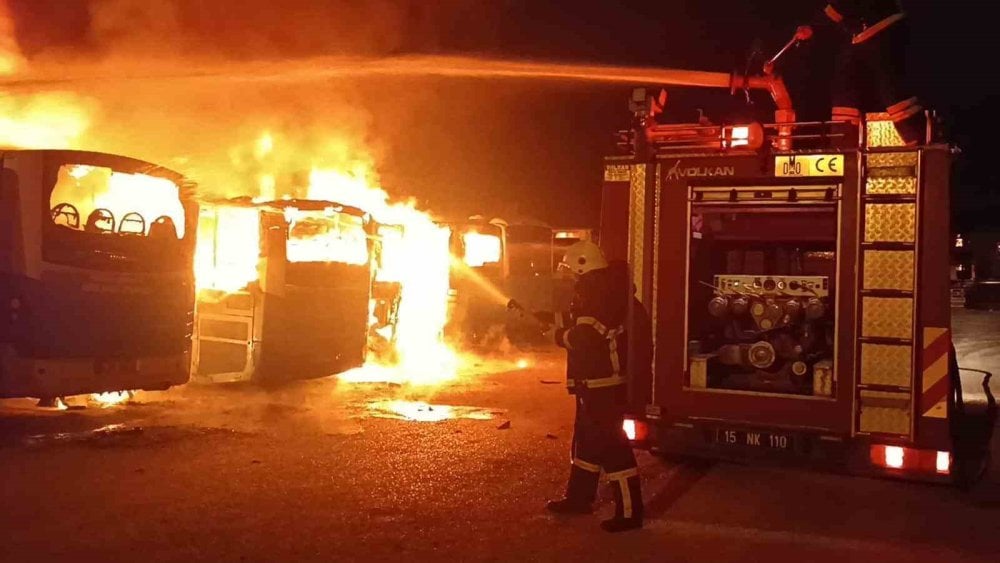 Burdur’da yangın faciası: 5 halk otobüsü küle döndü