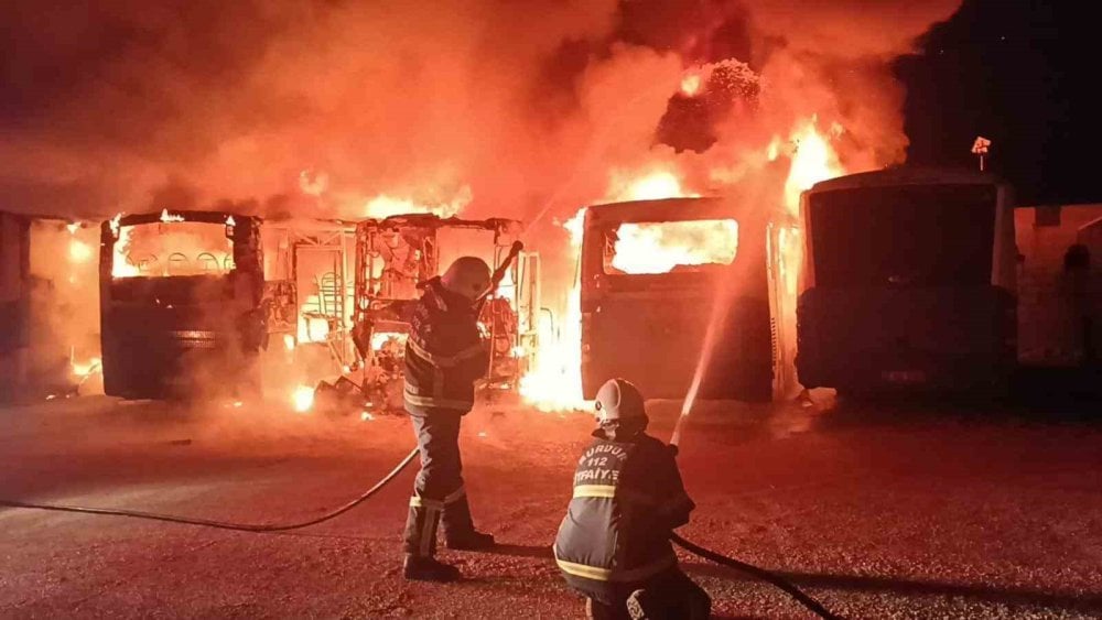 Burdur’da yangın faciası: 5 halk otobüsü küle döndü