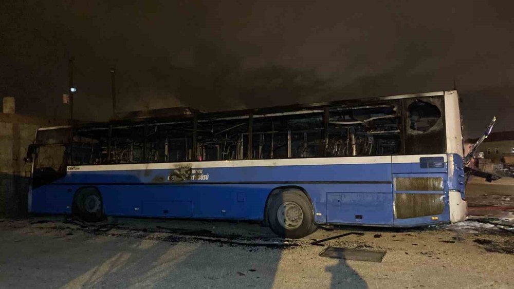 Burdur’da yangın faciası: 5 halk otobüsü küle döndü