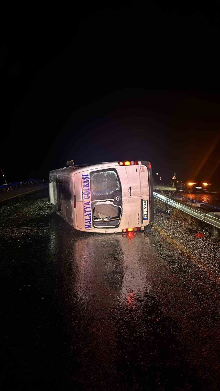 Malatya’da yolcu minibüsü devrildi: 4 yaralı