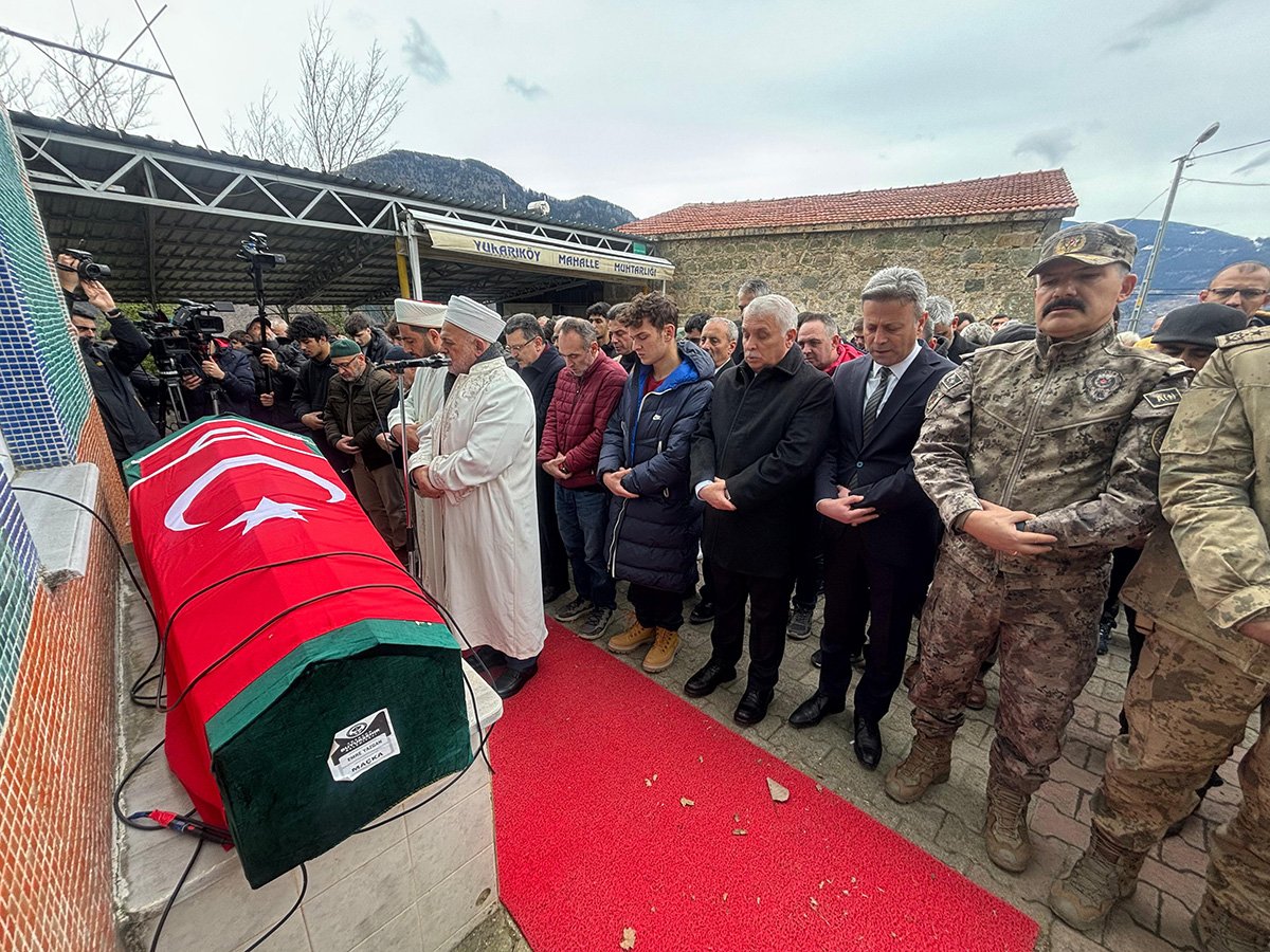 milli-judocu-emre-yazgan-topraga-verildi-ikizi-yine-tabutun-basucundaydi-yenicag-13.jpg