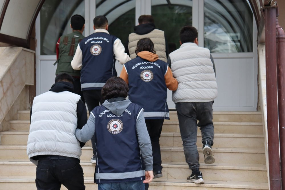 Yol kontrolünde 4 kaçak göçmen yakalandı