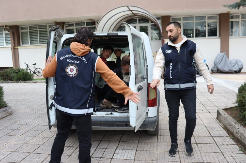 Yol kontrolünde 4 kaçak göçmen yakalandı