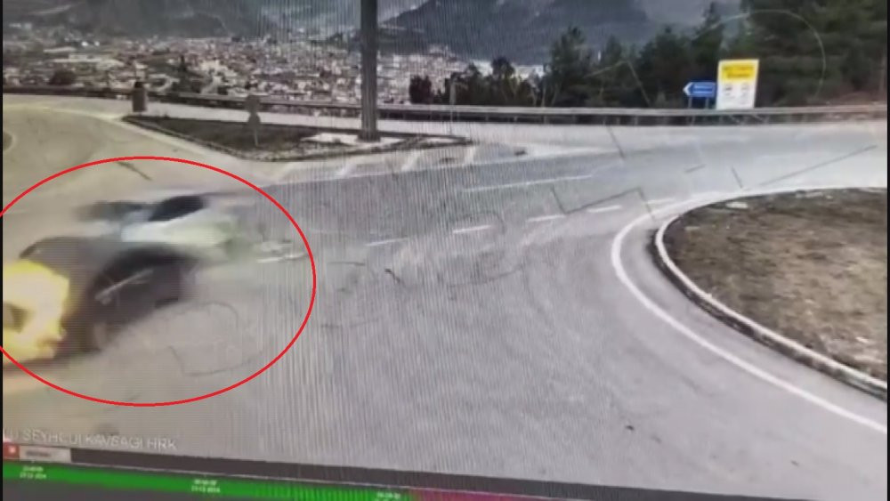 Amasya’da iki otomobil çarpıştı! Diri diri yanmaktan vatandaşlar kurtardı