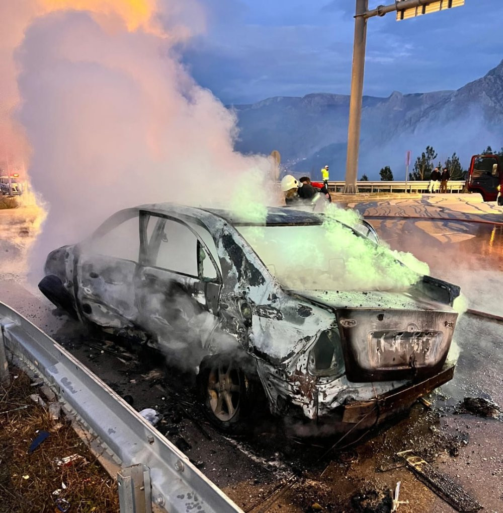 Amasya’da iki otomobil çarpıştı! Diri diri yanmaktan vatandaşlar kurtardı