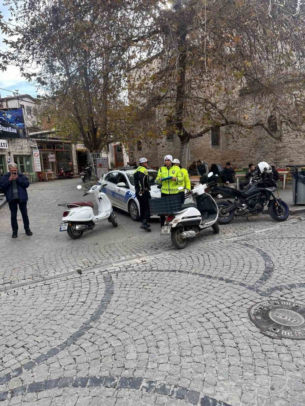 Çeşme’de yaya geçidi ihlali yapan 53 sürücüye işlem