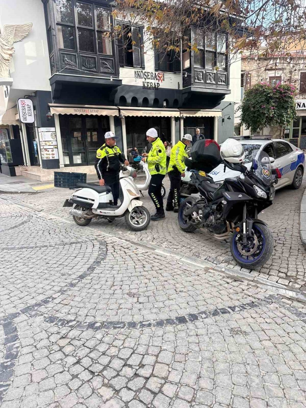 Çeşme’de yaya geçidi ihlali yapan 53 sürücüye işlem