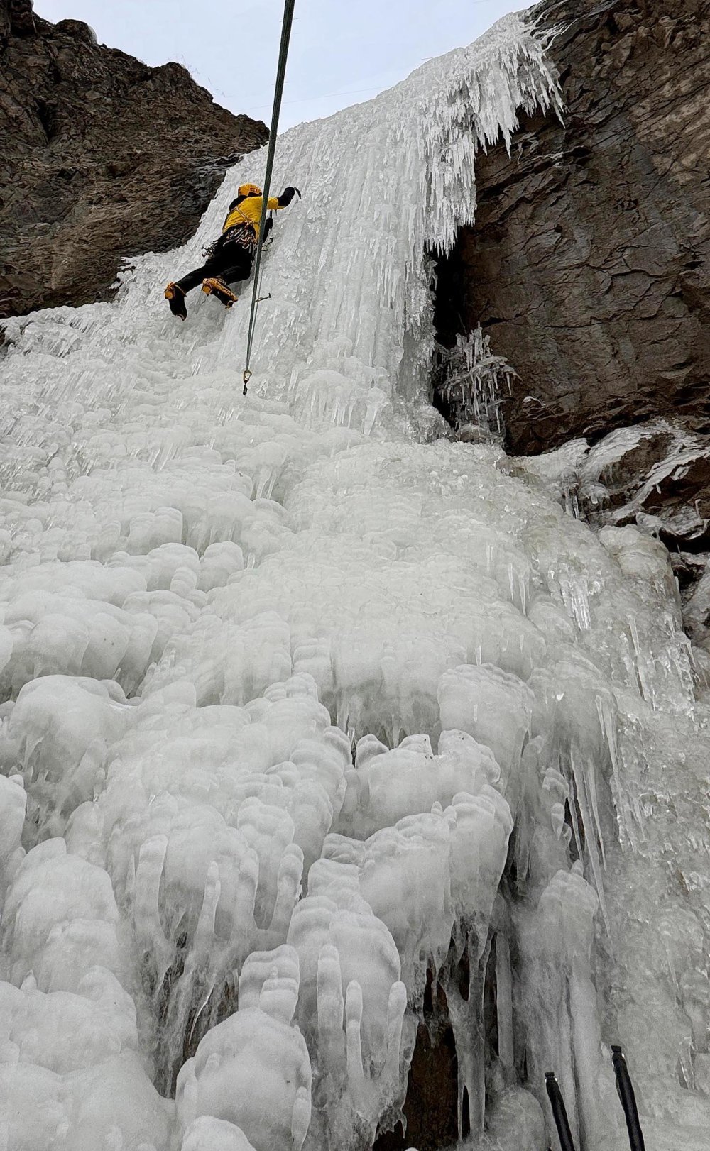 Erzurum'da dağcılar buz tutan şelalelere tırmandı