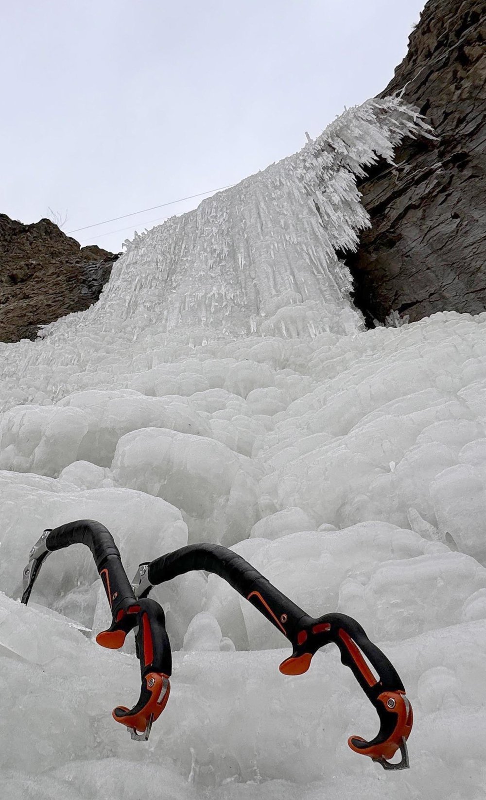 Erzurum'da dağcılar buz tutan şelalelere tırmandı