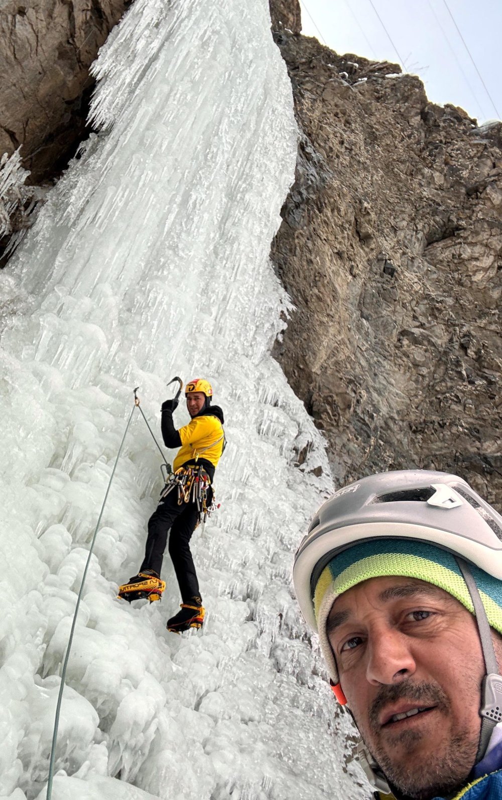 Erzurum'da dağcılar buz tutan şelalelere tırmandı