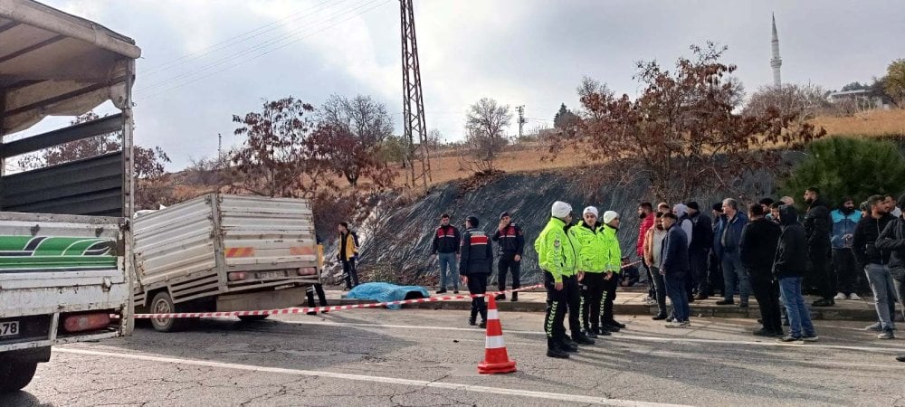 Gaziantep'te TIR'a arkadan çarpan sürücü öldü