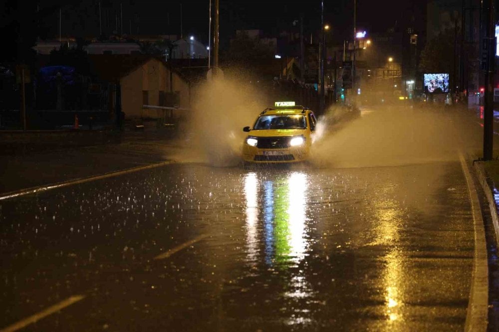 İzmir’de sağanak yağış etkili oluyor