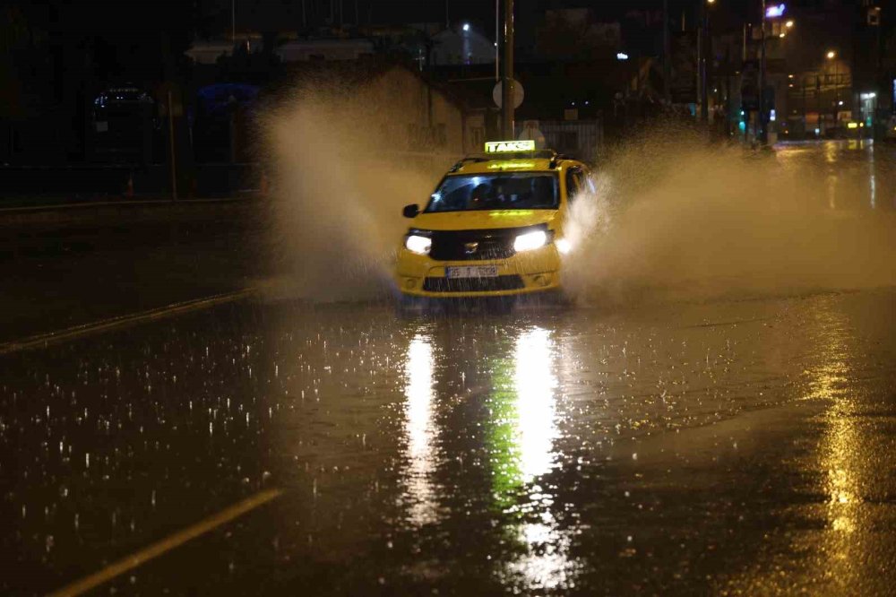 İzmir’de sağanak yağış etkili oluyor