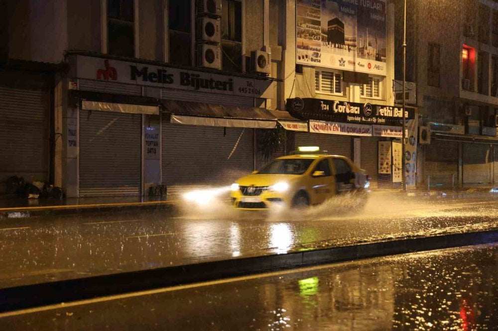 İzmir’de sağanak yağış etkili oluyor