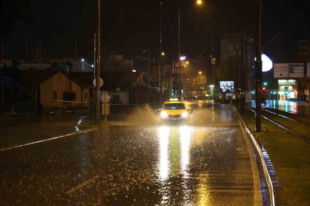 İzmir’de sağanak yağış etkili oluyor