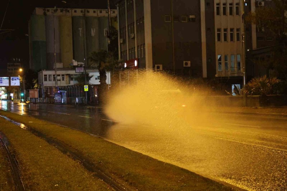 İzmir’de sağanak yağış etkili oluyor