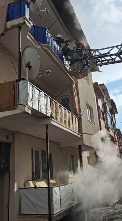 Sivas'ta 3 katlı binada yangın: 6 kişi hastanelik oldu