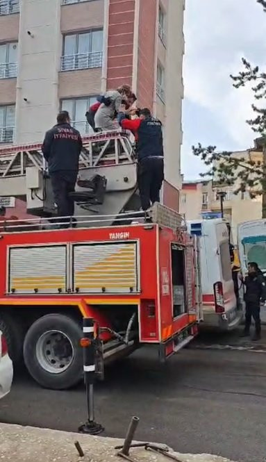 Sivas'ta 3 katlı binada yangın: 6 kişi hastanelik oldu