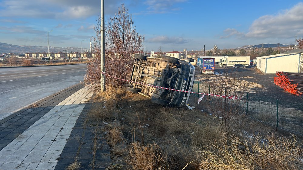 Sivas'ta buz tutan yol araçları tepetaklak etti! Malzemeler yola taştı