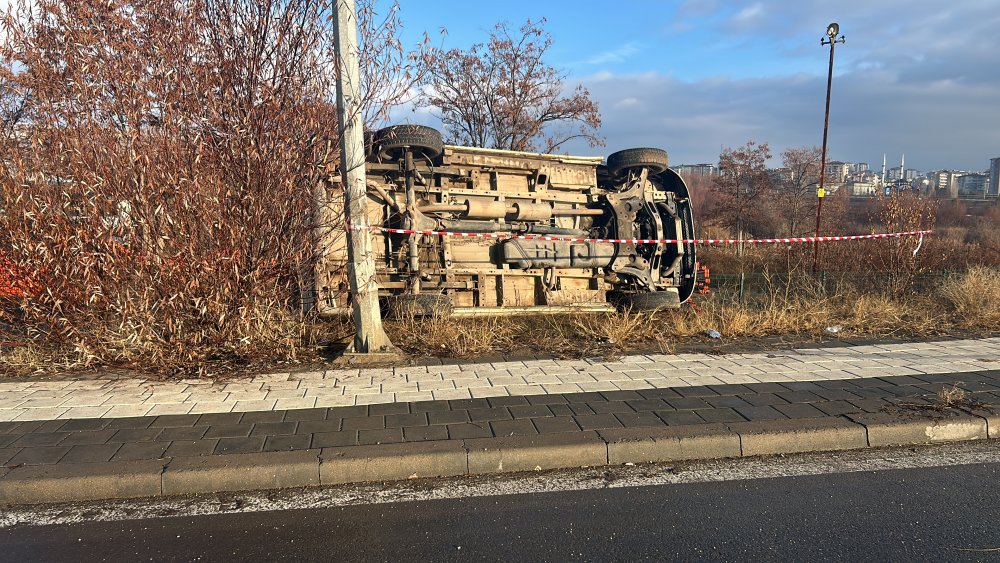 Sivas'ta buz tutan yol araçları tepetaklak etti! Malzemeler yola taştı