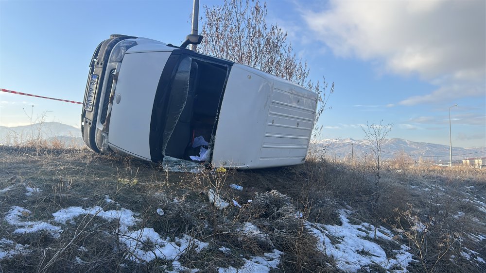 Sivas'ta buz tutan yol araçları tepetaklak etti! Malzemeler yola taştı