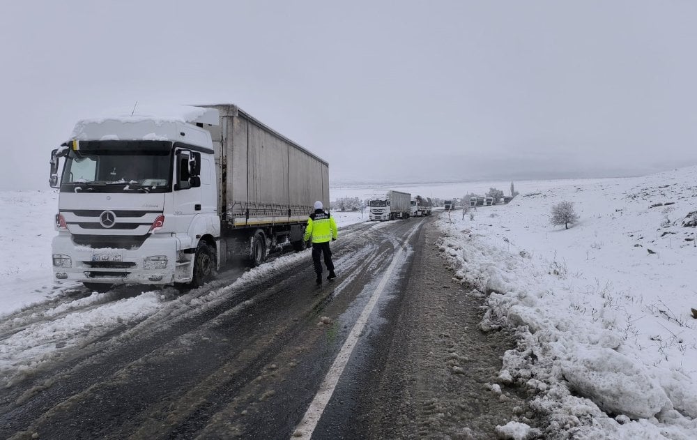 Afyonkarahisar'da bazı yollar kar nedeniyle kapandı