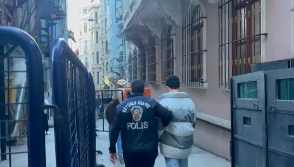 Beyoğlu'nda gece yarısı ambulans çağırıp sağlık personeline saldırdılar