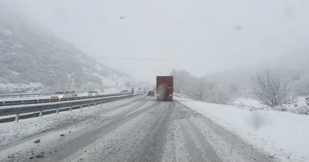 Burdur'da kar yağışı ulaşımı aksattı: Yollar kapanma noktasına geldi