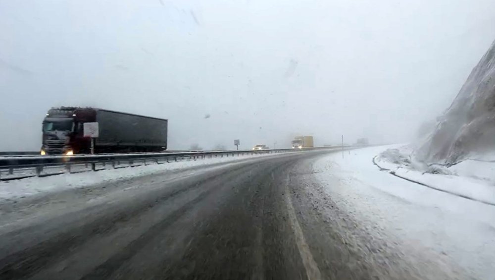 Burdur'da kar yağışı ulaşımı aksattı: Yollar kapanma noktasına geldi