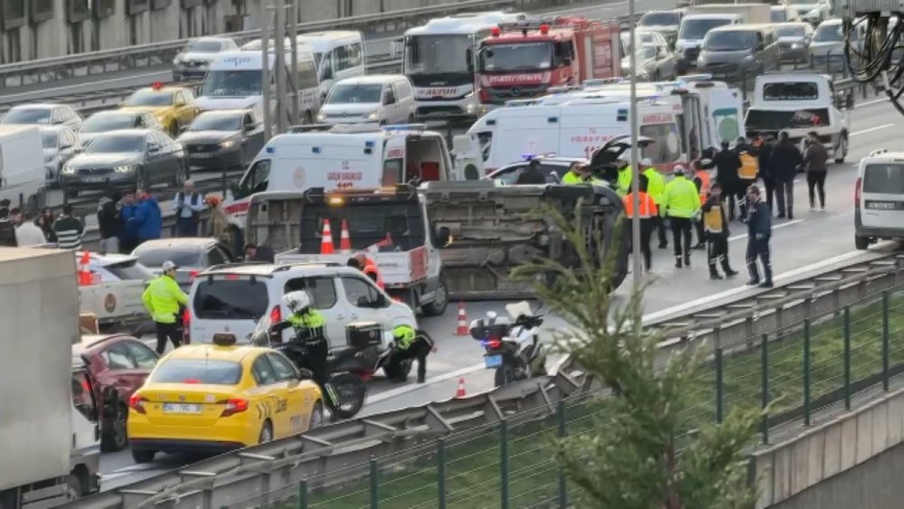 Flaş... Flaş... İstanbul TEM Otoyolu'nda öğrenci servisi devrildi: Yaralılar var
