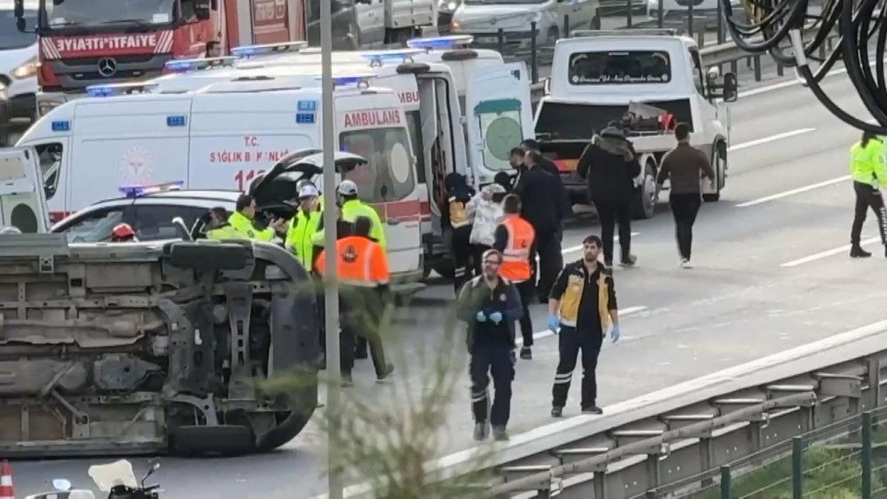 Flaş... Flaş... İstanbul TEM Otoyolu'nda öğrenci servisi devrildi: Yaralılar var