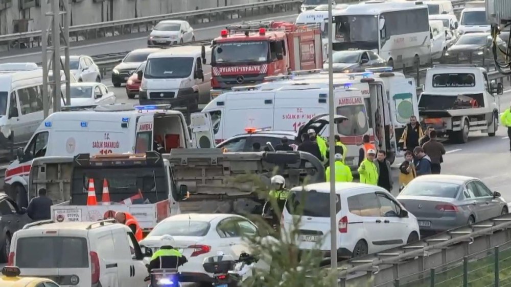 Flaş... Flaş... İstanbul TEM Otoyolu'nda öğrenci servisi devrildi: Yaralılar var